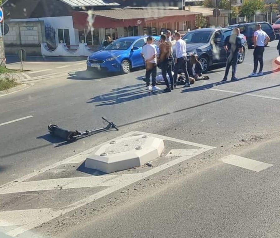 Accident in giratoriul de la Tatarani. Un barbat aflat pe trotineta a fost lovit de masina