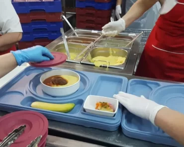Spitalele din România, nevoite să asigure 3 mese pe zi, cu 22 de lei. Ce mănâncă bolnavii