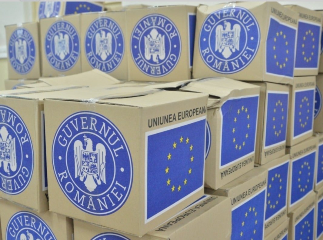 Ploiestenii cu venituri reduse, asteptati sa isi ridice pachetele alimentare de la UE. Fiecare cutie contine 25 kg de produse