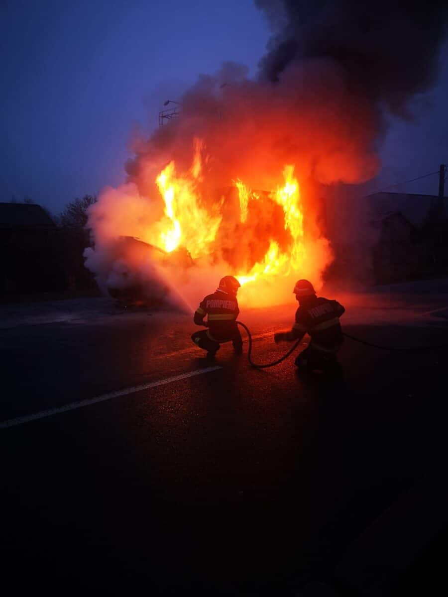 Un camion a luat foc, in trafic, in comuna Bucov