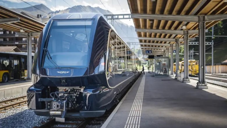 Elveția lansează un nou tren revoluționar. Poate sări de pe un ecartament pe altul și își reglează înălțimea vagoanelor