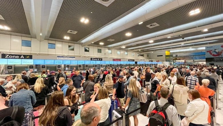 Haos și disperare pe aeroporturile din Marea Britanie, unde numeroși români au rămas blocați după ce zborurile au fost anulate