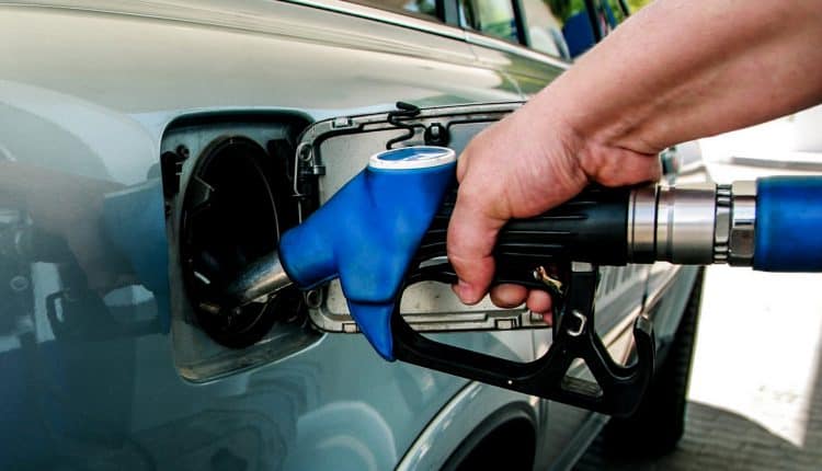 Incredibil! Cum se fură la pompele din România când angajatul benzinăriei îi spune șoferului: “Pot să vă ajut?”
