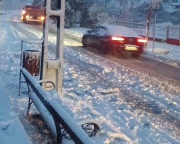 Pe drumurile din Prahova se poate schia. Autoritatile nu se asteptau sa ninga fix pe 27 ianuarie, intr-o zi de vineri!