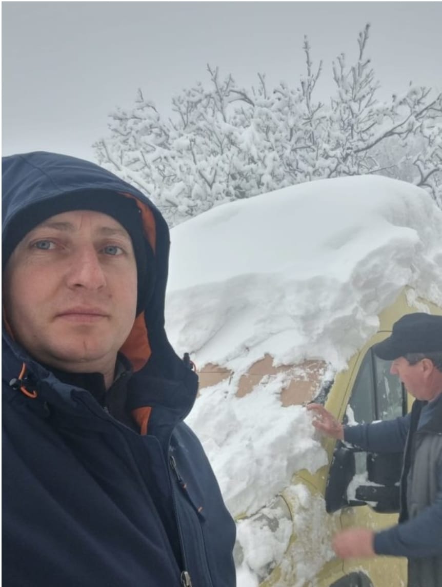 In comuna prahoveana Tataru, zapada ajunge si la 2 metri. Primarul Ionut Popa a trecut la lopata!