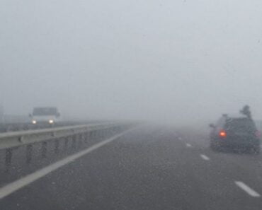 Ceață pe multe drumuri din țară, dar și pe autostrăzi, luni dimineață/ Vizibilitate sub 50 de metri, în unele zone