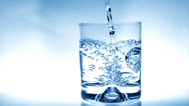 Un studiu făcut peste 20 de ani arată pericolul la care te expui dacă nu bei apă suficientă