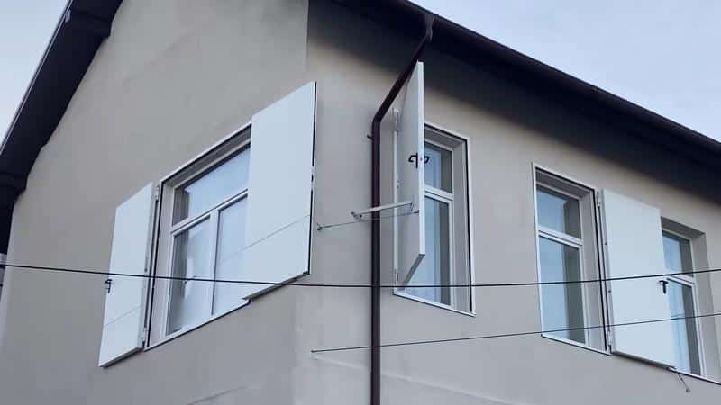 Proiect inedit în România: O școală a fost modernizată cu uși la ferestre în loc de obloane