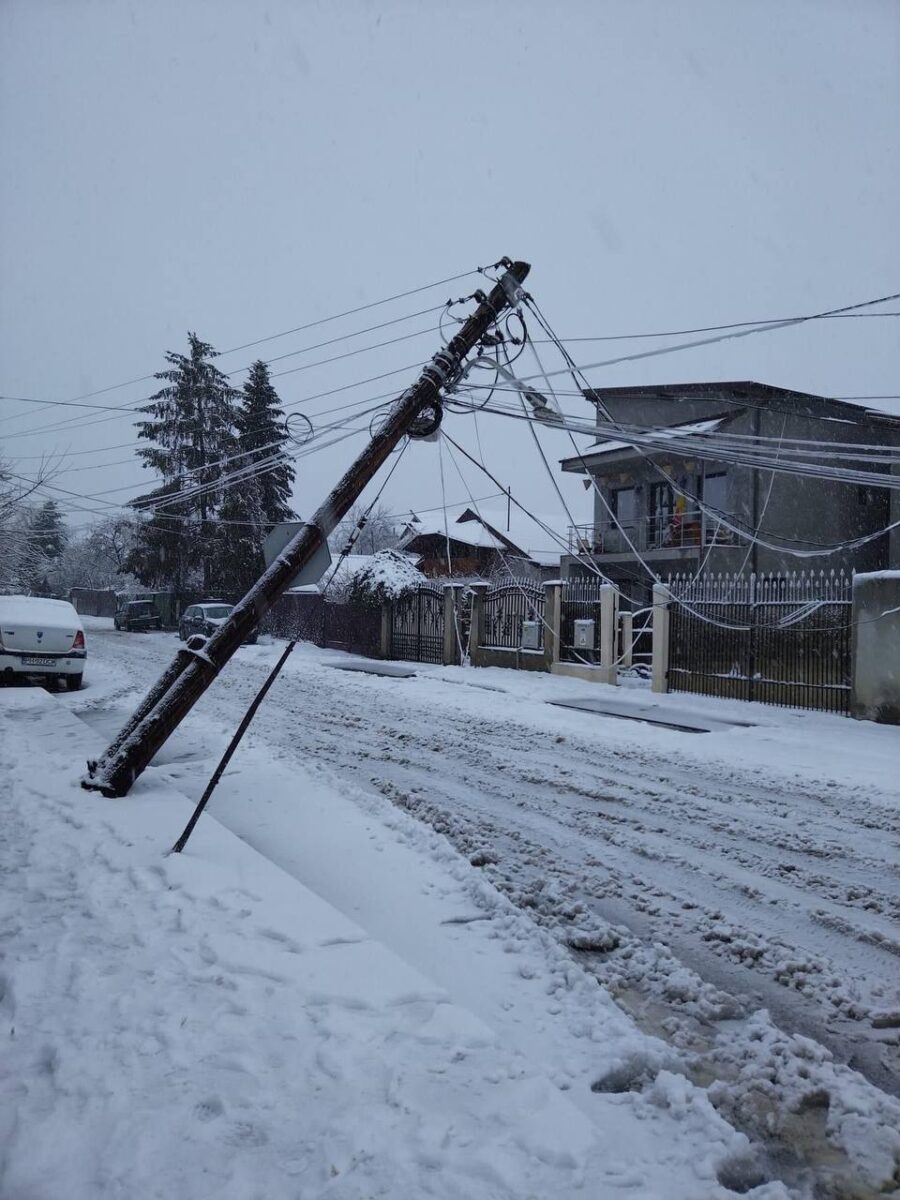 Ploiesti/ Un stalp de electricitate aproape s-a prabusit, pe strada Azuga (Bariera Bucuresti)