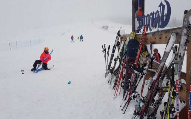 Sezonul de schi se deschide la Șureanu în weekend, cu mai mult de o lună întârziere. Se va schia deocamdată pe o singură pârtie