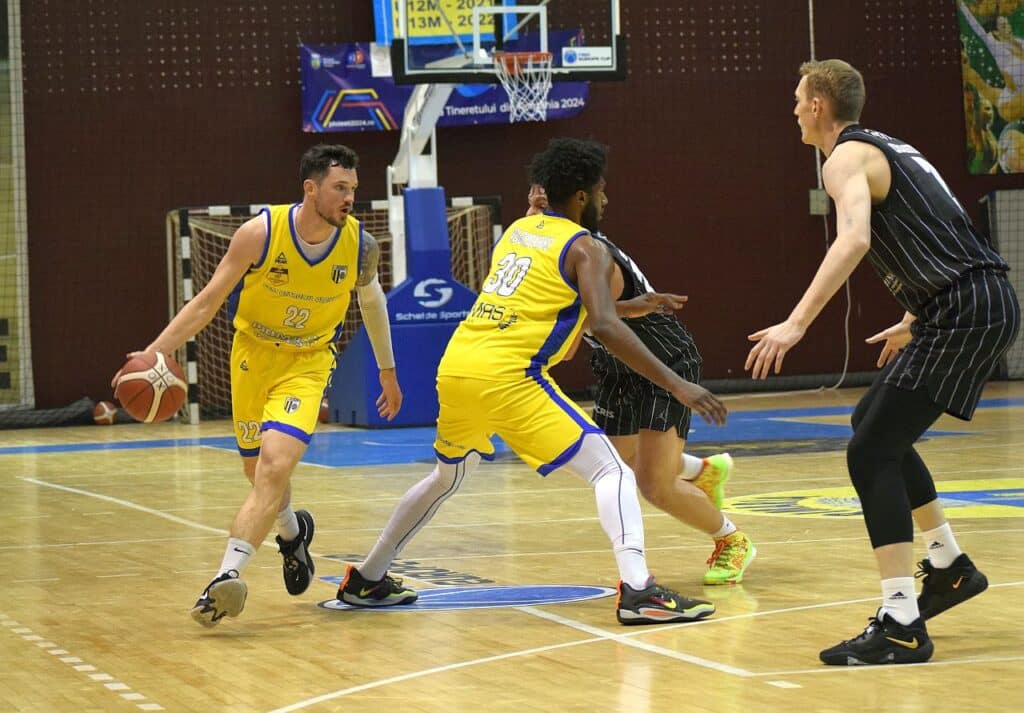 Cei mari cu play-out-ul, cei mici cu lupta la titlu!