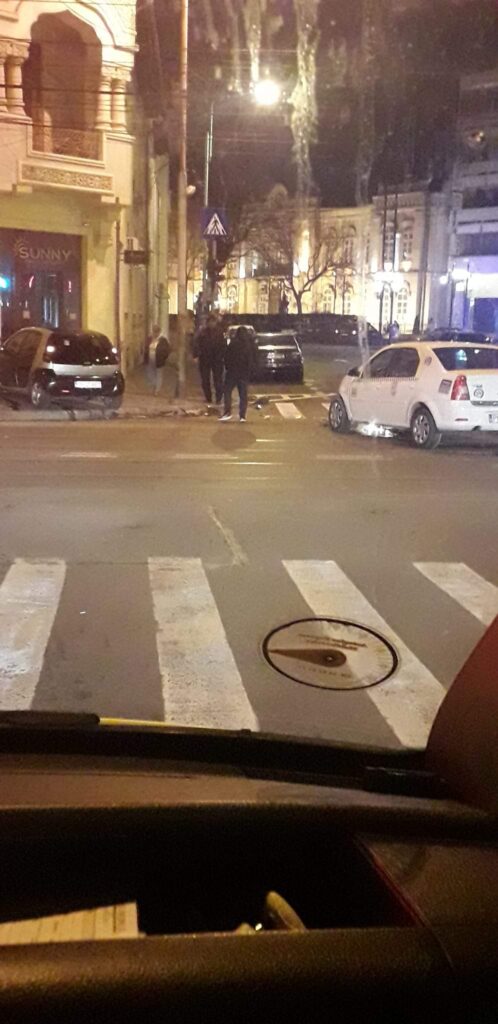Patronii magazinului de pe colt si-au cumparat „loc de dat cu capul”. Inca un accident in spatele Tribunalului, pe linia de tramvai