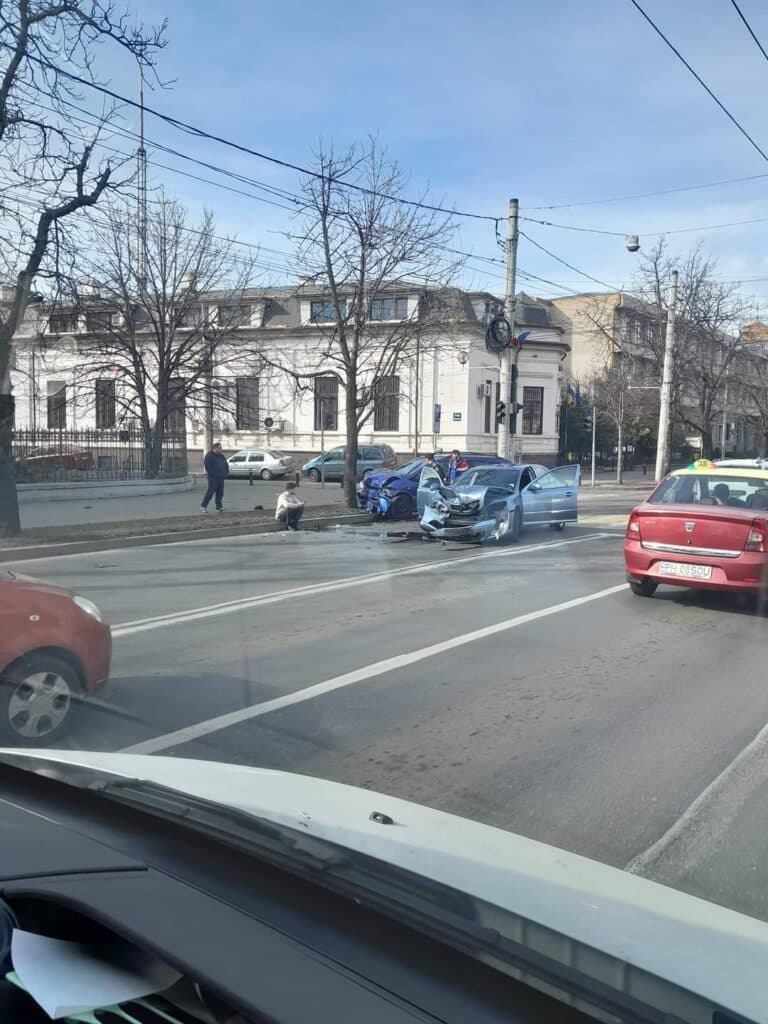 Accident pe Bulevard, langa Casa Casatoriilor. Doua masini s-au facut zob, ambii soferi au ajuns la spital