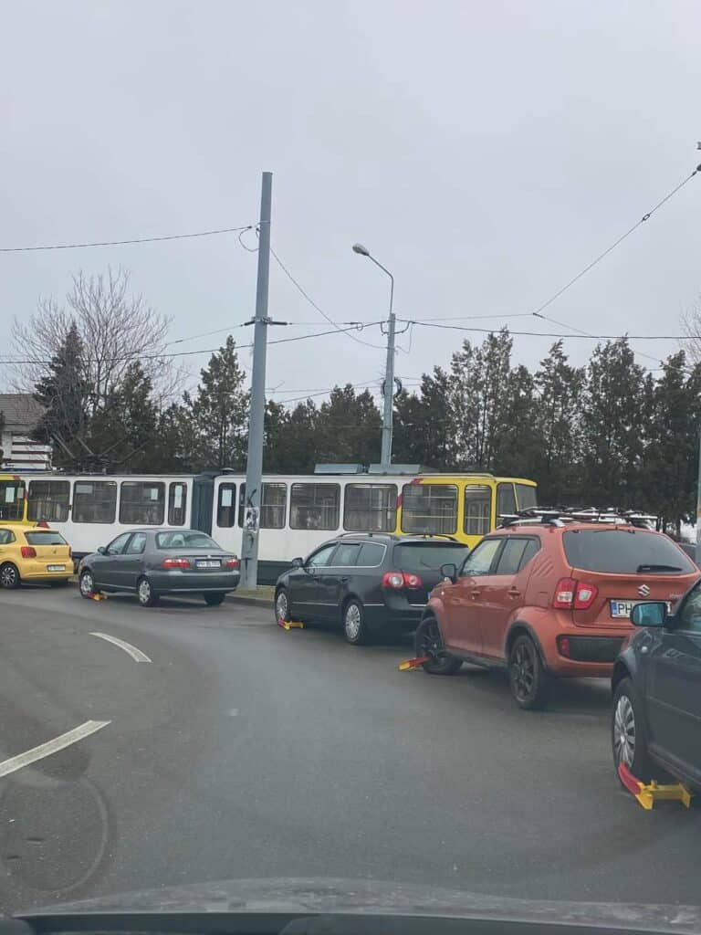Poza zilei, la Ploieşti. Şir de maşini, cu roţile blocate, la Gara de Vest
