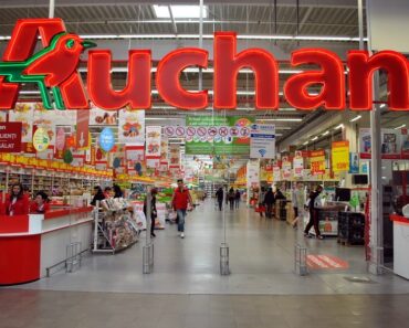 Retailerul Auchan introduce case 100% self-scan, iar casierii vor avea un nou job: consilier pentru clienți