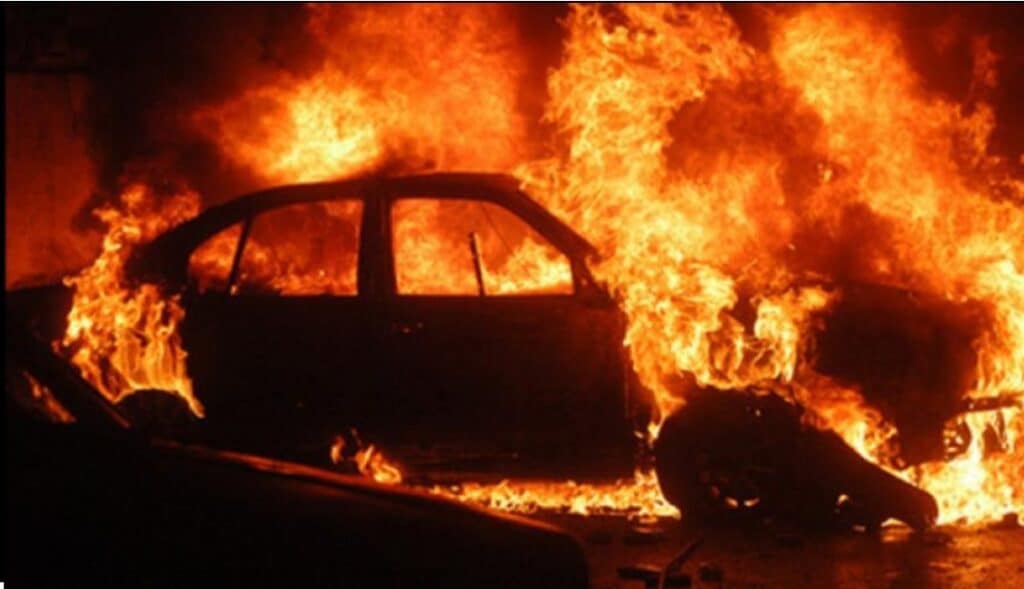 Ploiesti/ O masina a ars in totalitate, pe strada Chimiei. De la ce a pornit incendiul