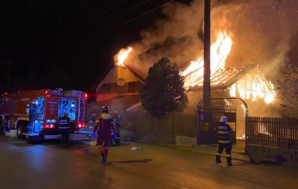 INCENDIU in Baicoi, marti noapte. Doua case au fost cuprinse de flacari