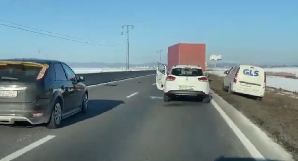 Accident grav pe DN1, la Movila Vulpii. O tanara care a coborat dintr-un autoturism stationat a fost spulberata de masina