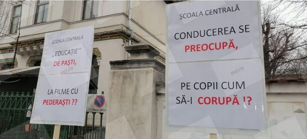 Revoltă în fața Școlii Centrale din Capitală după ce elevii au fost puși să vizioneze un film cu băieți gay