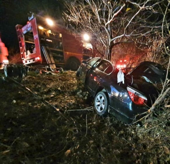 Accident sambata noapte, la Magurele. O soferita a intrat cu masina in copac. Doi pasageri au ajuns la spital