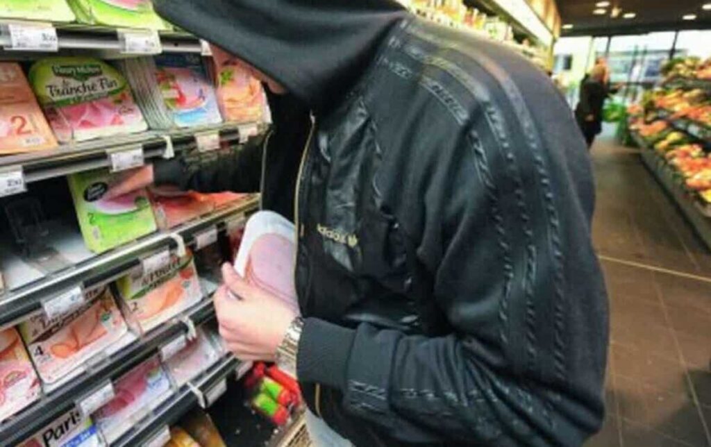 Ploiesti/ Un barbat care a furat de mai multe ori dintr-un supermarket a fost retinut de Politie