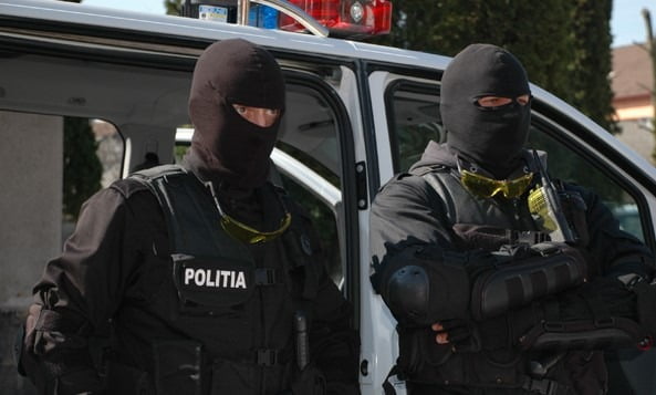 „Bombardierii” din Prahova, in pericol! Razie de amploare printre cămătari și proxeneți: 11 mandate de percheziție, 39 de mandate de aducere