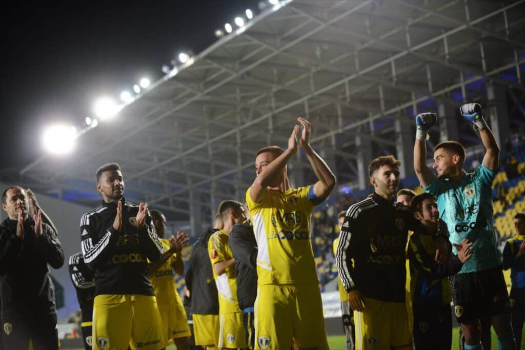 Petrolul începe play-out-ul la lumina reflectoarelor