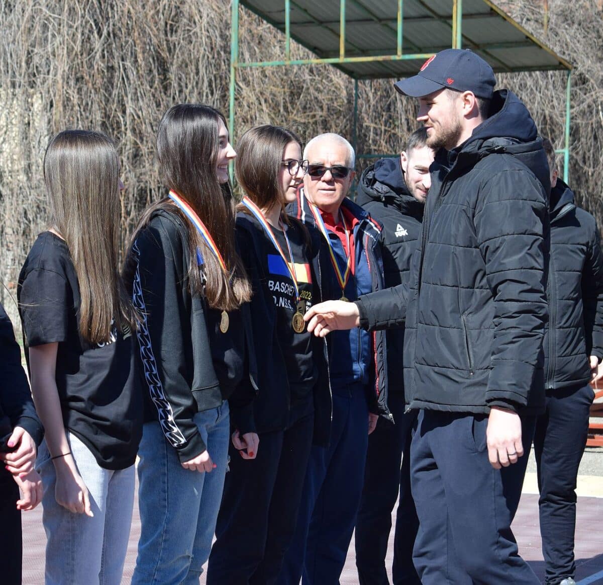 Baschetbaliștii Petrolului au felicitat clasa-campioană Baschetbaliștii Petrolului au felicitat clasa-campioană
