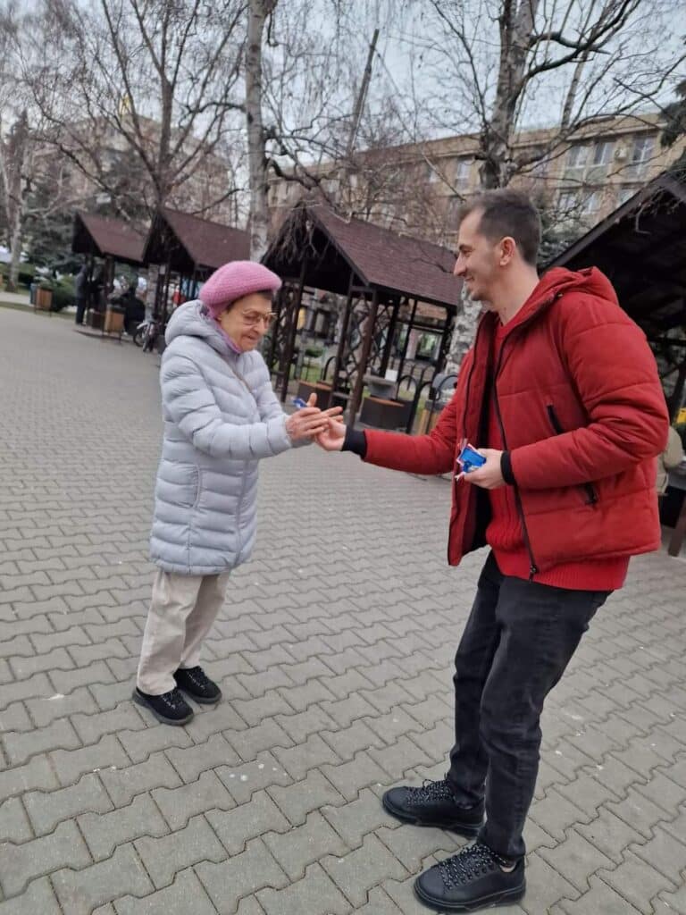 Organizatia de tineret a PSD Prahova a daruit flori si martisoare femeilor din Ploiesti