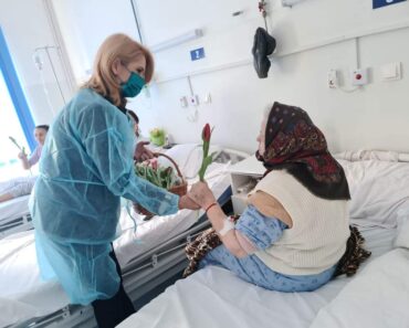 Pacientele internate la „Schuller” au avut parte de o surpriza. Senatorul PSD Prahova Laura Moagher a venit in vizita… cu flori
