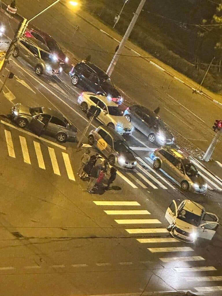 Accident pe Soseaua Vestului, in intersectia cu Cantacuzino. Doua masini s-au facut zob