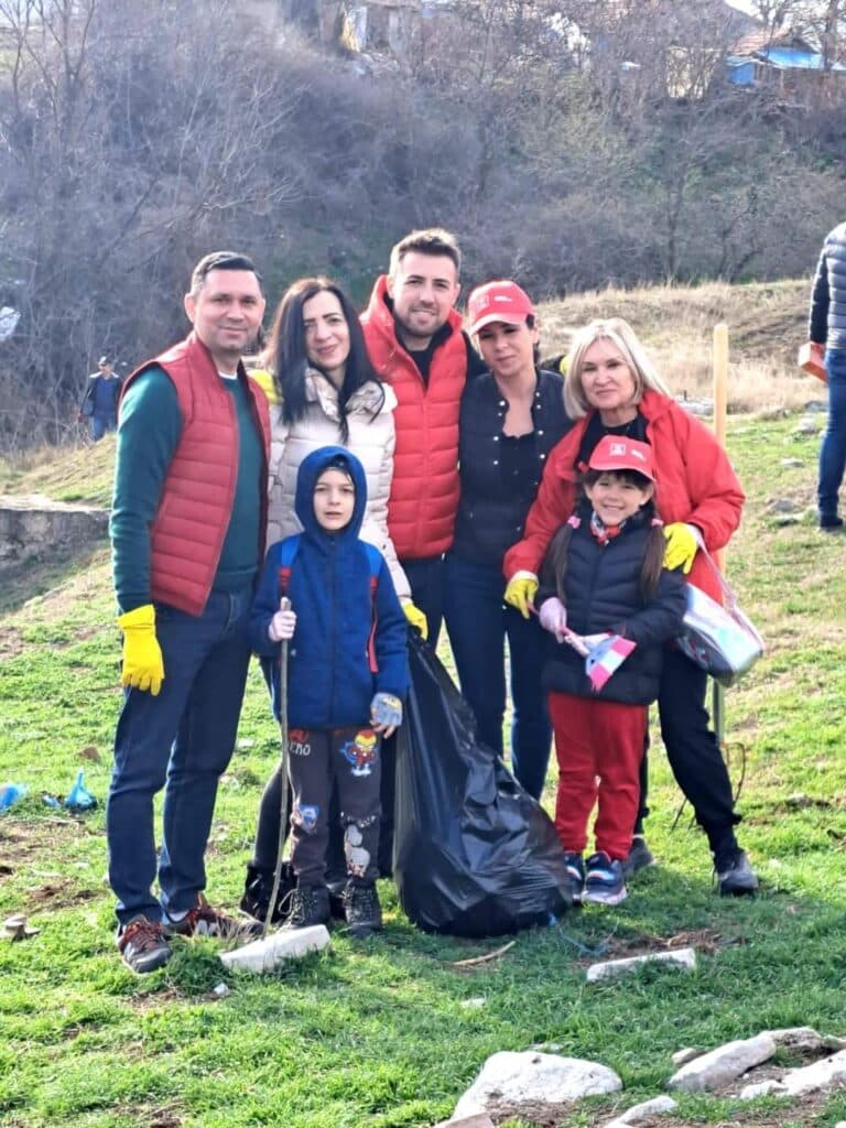 Deputatii PSD Prahova Bogdan Toader si Rodica Paraschiv s-au alaturat voluntarilor la actiunea de ecologizare din Ceptura