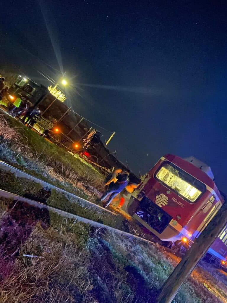 Prahova/ Accident feroviar la Magurele un camion incarcat cu lemne a fost lovit de tren