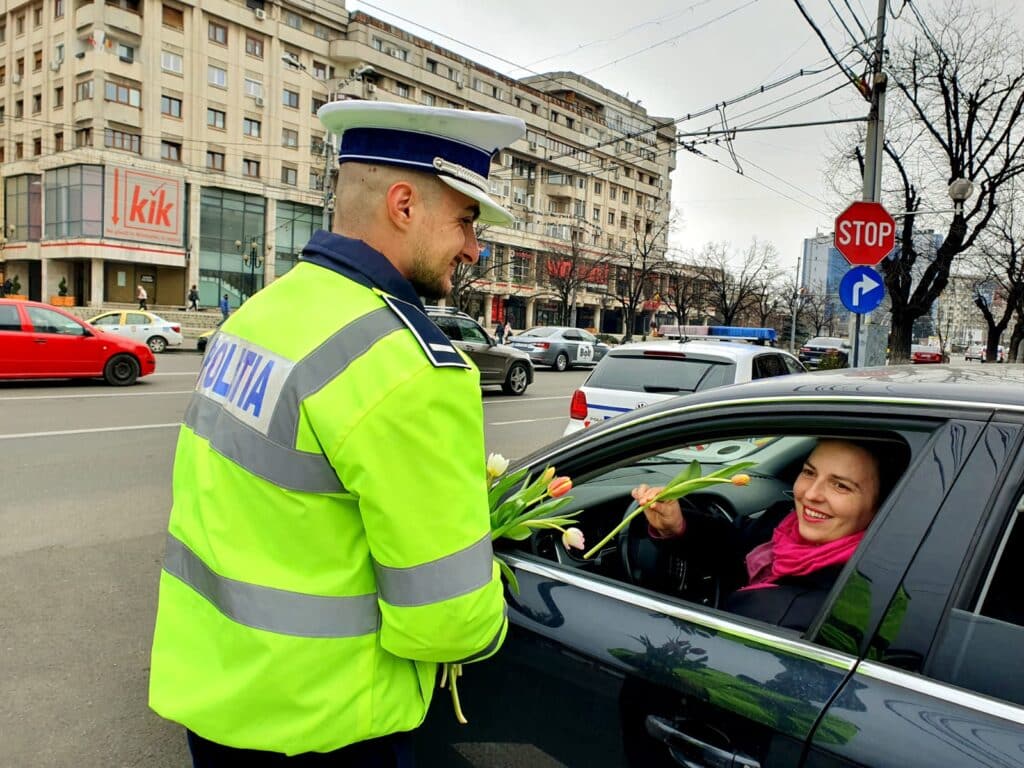 Ploiesti/ Politistii rutieri au oferit flori si martisoare femeilor aflate in trafic