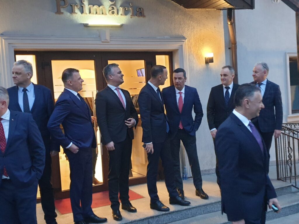 Premierul Ciucă si prefectul Virgiliu Nanu au discutat despre dezvoltarea judetului Prahova, in cadrul unei intaniri la Valea Doftanei