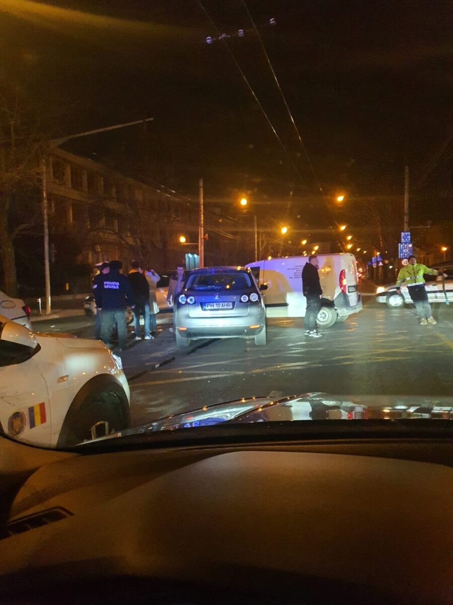 Accident in Ploiesti, vineri seara. Doua masini s-au facut praf, pe Bulevard, langa Casa Casatoriilor