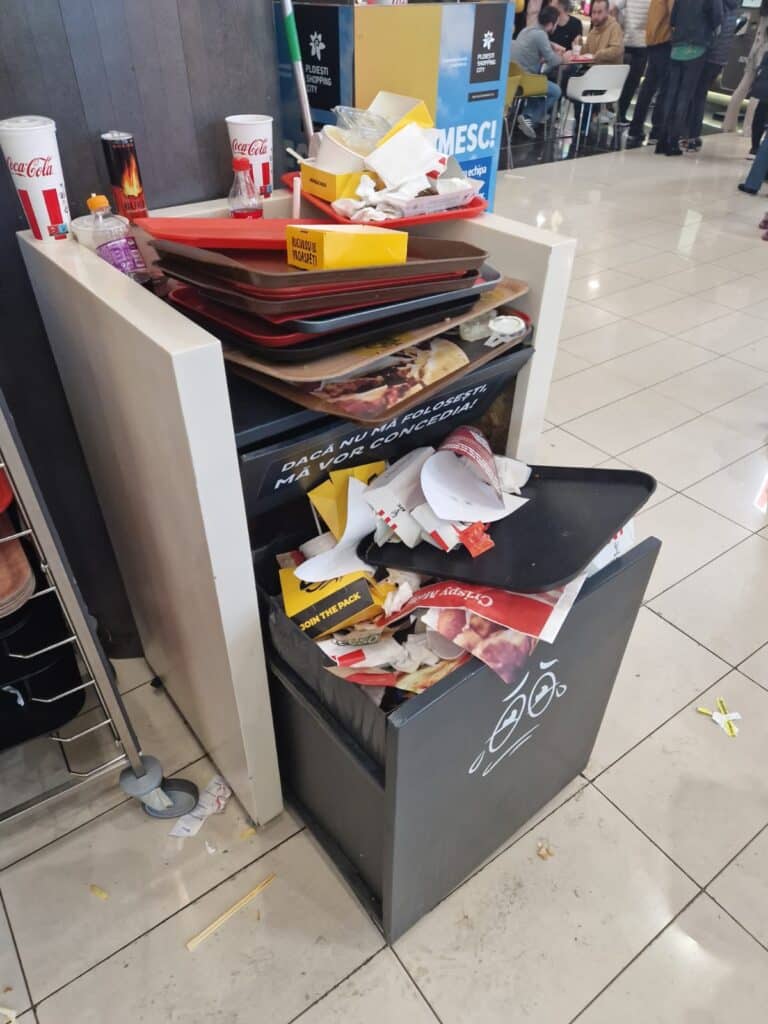Alo, OPC! Food court-ul din Ploieşti Shopping City arată ca o ghenă! E nevoie să vină Horia Constantinescu la Ploieşti?