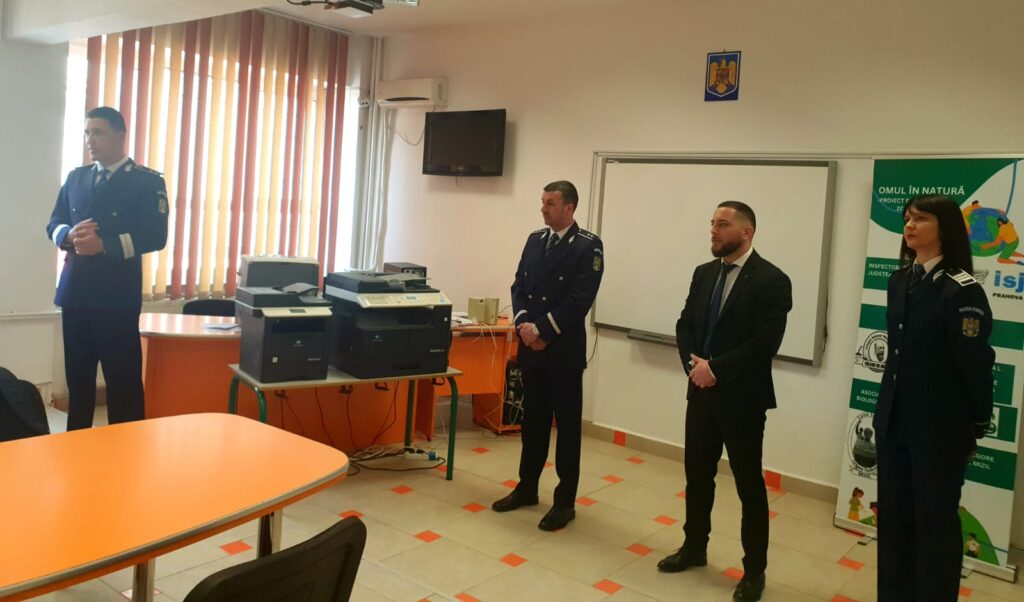 „Caravana promovarii profesiei de politist” a ajuns la Ploiesti si Valeni. Elevii au aflat „secretele” meseriei chiar de la sursa