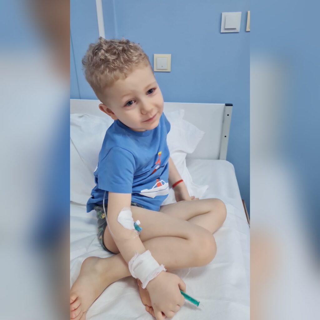 Un băiețel de cinci ani din Ploieşti, diagnosticat cu leucemie, are șanse la viată dacă îi suntem alături
