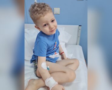 Un băiețel de cinci ani din Ploieşti, diagnosticat cu leucemie, are șanse la viată dacă îi suntem alături