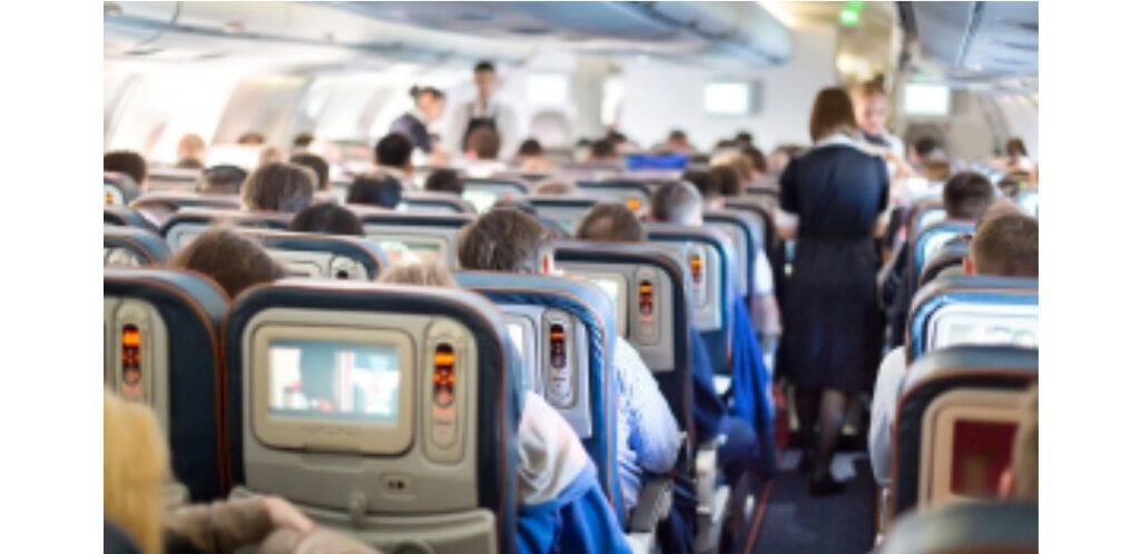 Trucuri pentru o călătorie plăcută și liniștită cu avionul/ De ce bine că te descalți și să ai la îndemână o gustare de acasă. Care e cel mai bun loc în avion?