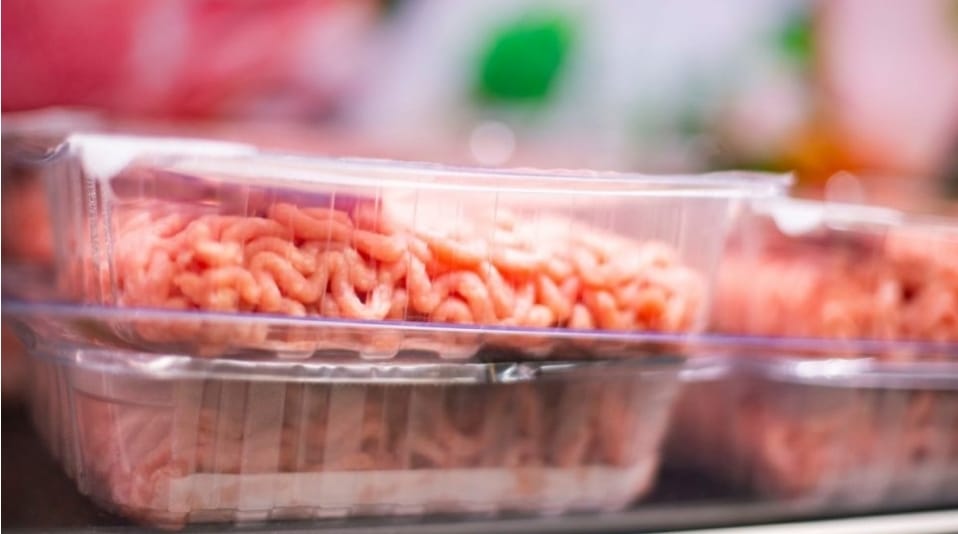 Halucinant! Carne cu plastic, vândută într-un supermarket din Bucureşti: „E carne artificială?”