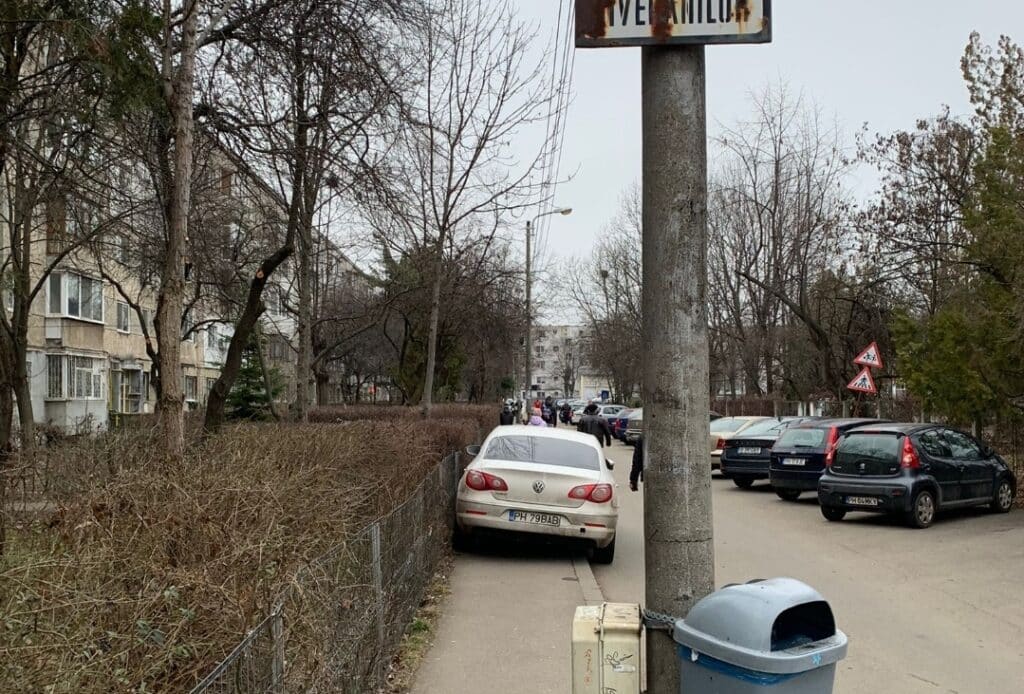 Ploiesti/ Pe strada Arinului, numai pieton sa nu fii! Cu toate ca accesul e permis doar riveranilor, trotuarele sunt ocupate de masinile soferilor care au treaba in zona
