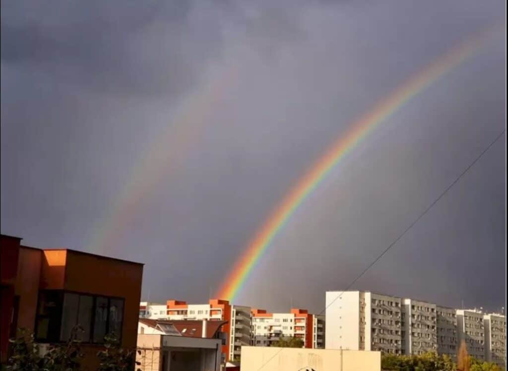 Curcubeu dublu peste Ploiești, o imagine încântătoare de după ploaie