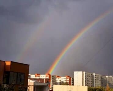 Curcubeu dublu peste Ploiești, o imagine încântătoare de după ploaie