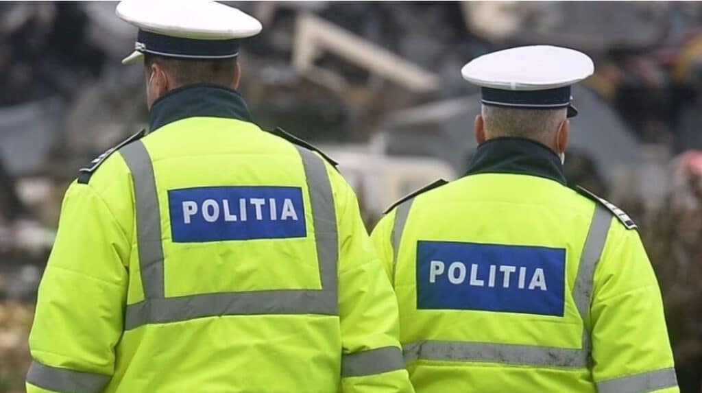 Poliţist lovit cu o rangă de mama unui tânăr pe care încerca să îl imobilizeze