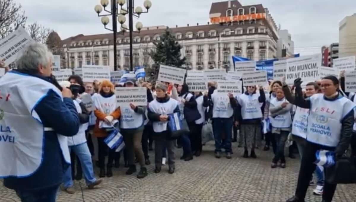 PROTEST, în centrul Ploieştiului! Profesorii au ieşit in stradă şă ceară salarii mai mari