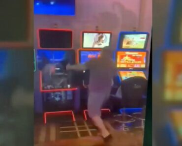 Scandal la Mizil. Un bărbat a făcut ravagii la păcănele după ce a pierdut toți banii