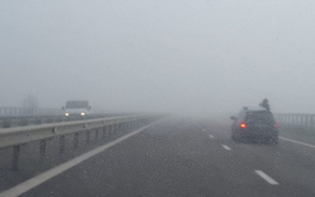 Vizibilitate redusă din cauza ceții pe mai multe autostrăzi și drumuri din 16 județe, joi dimineață