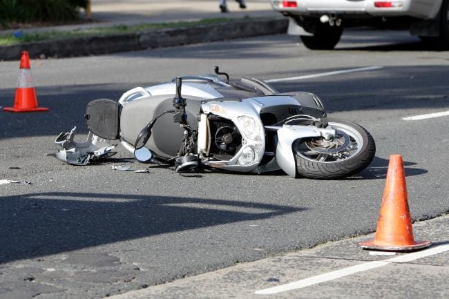 Accident pe DN1A, la Valeni, intre un autoturism si un scuter